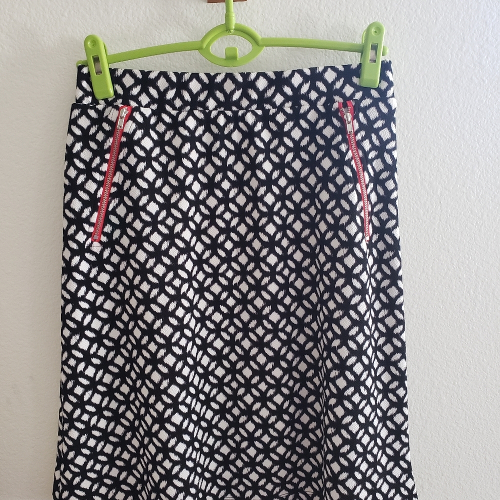 Le lis, size medium, black/white with red accents